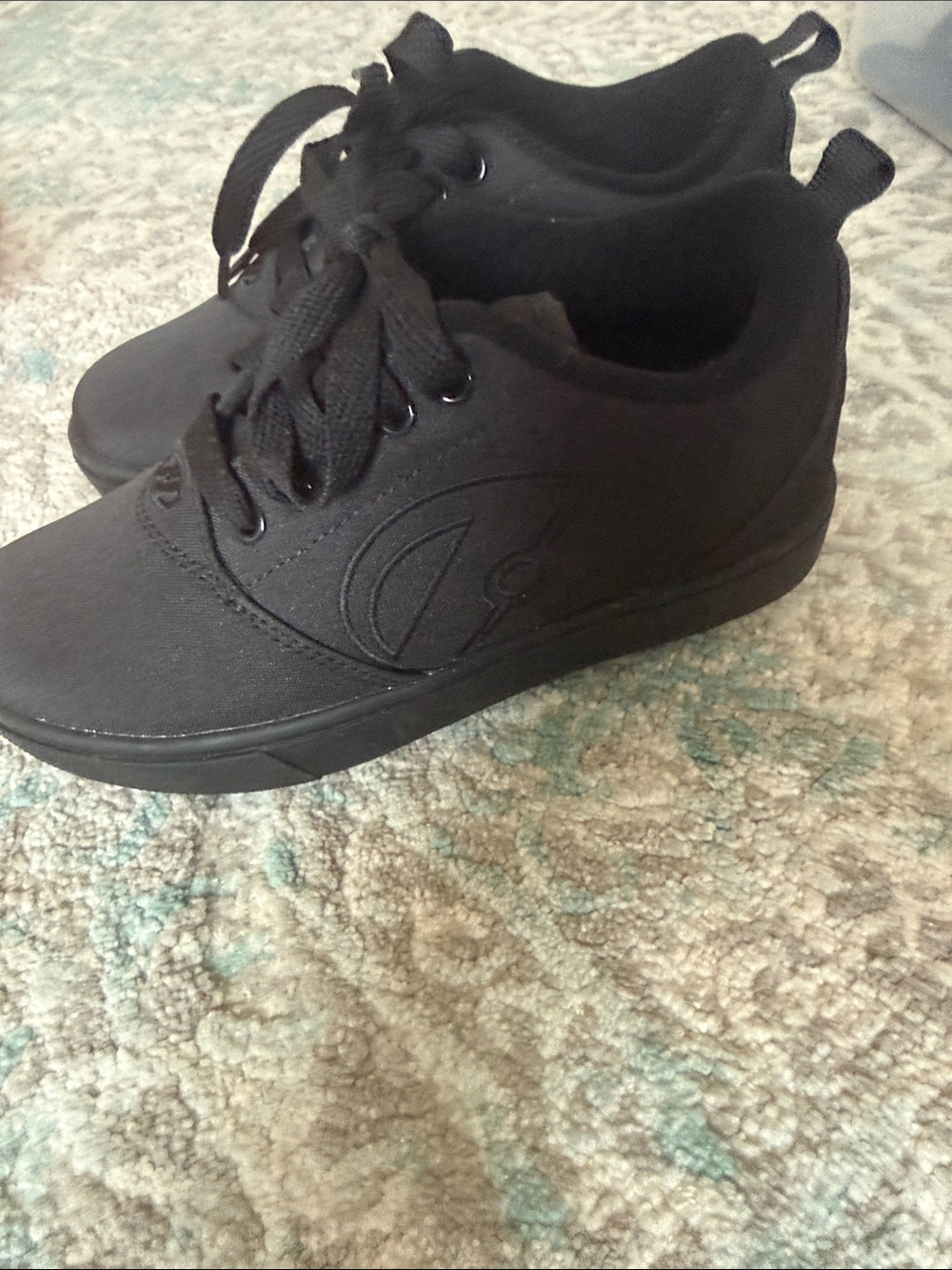 Heelys Kids Black Low-Top Lace-Up Sneakers